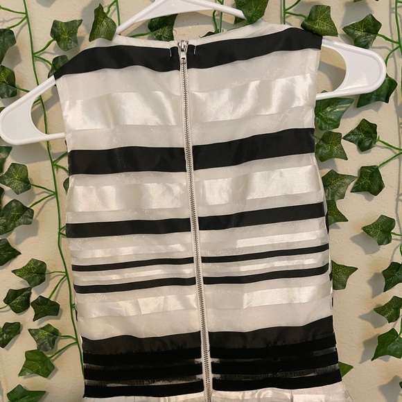It’s a sleeveless medium black and white dress - Picture 5 of 5